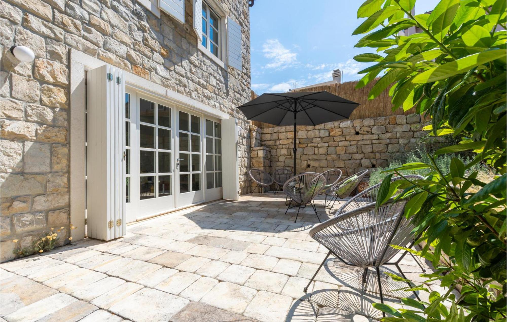 Stunning Home In Split With Outdoor Swimming Pool Εξωτερικό φωτογραφία