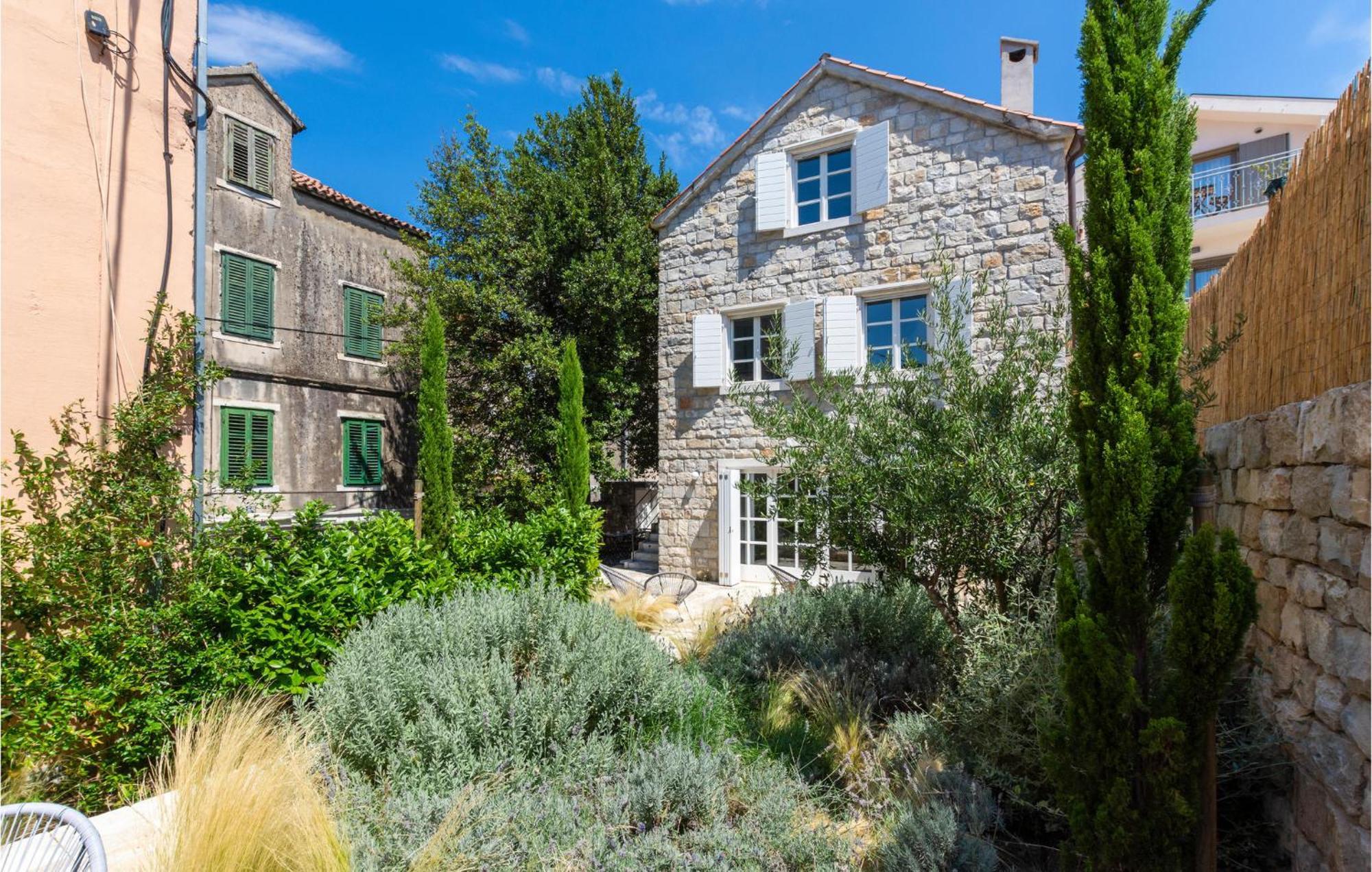 Stunning Home In Split With Outdoor Swimming Pool Εξωτερικό φωτογραφία